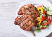 女性らしさは「肉」が支える！？肉食が女らしさを作る