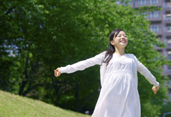 夏の紫外線がシワ・たるみを作る理由